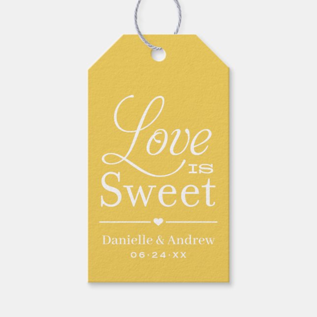 Kärlek är Sweet Gult Script Monogram Bröllop Presentetikett (Framsidan)