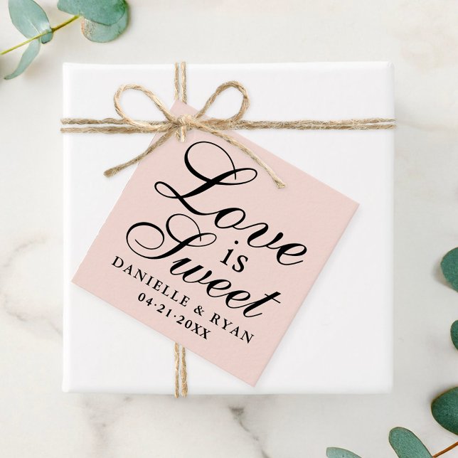 Kärlek är Sweet  Rosa Script Bröllop Monogram Gåvor Etiketter (Skapare uppladdad)