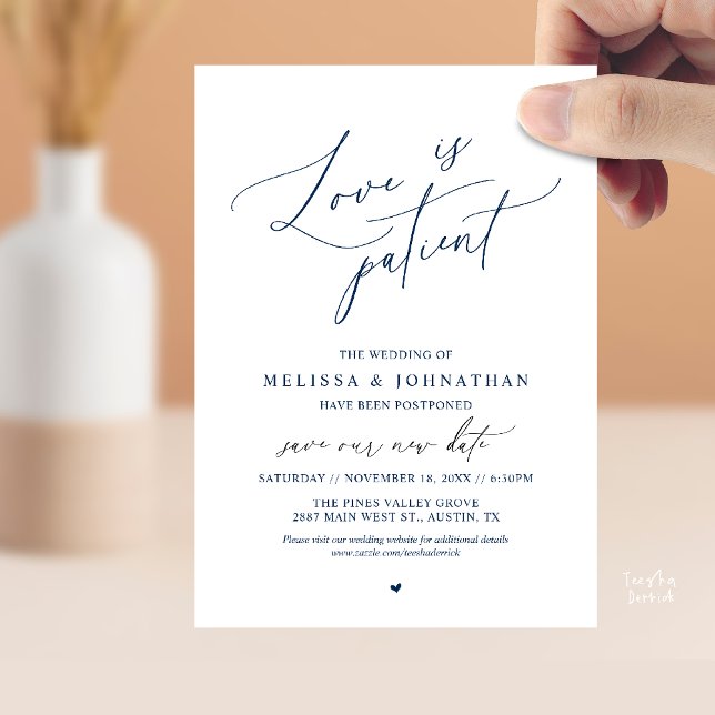" Kärlek är tålmodig " Bröllopet uppskjutet meddel Inbjudningar (“Love Is Patient” Wedding Postpone Announcement Date Change Card in Navy Blue)