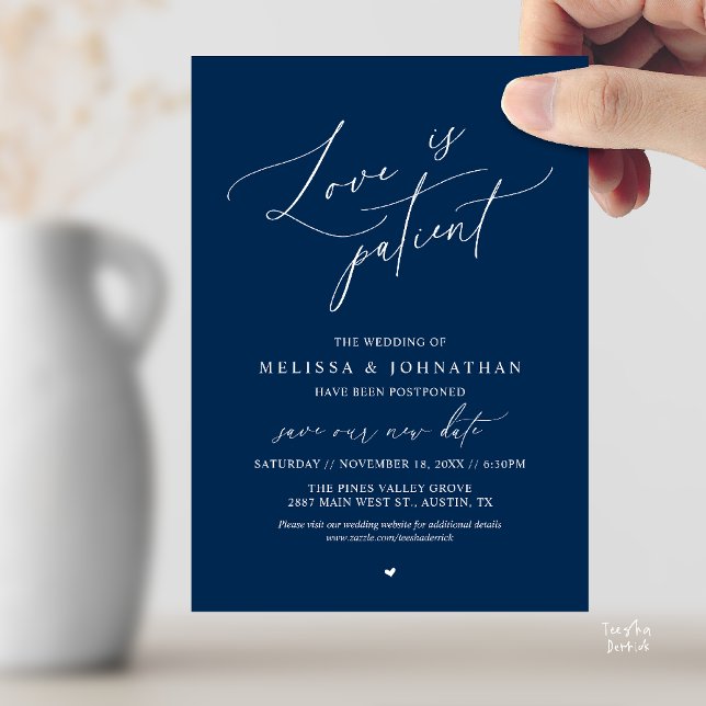 " Kärlek är tålmodig " Bröllopsuppskjutningskungör Inbjudningar (“Love Is Patient” Wedding Postpone Announcement Date Change Card in Navy Blue)
