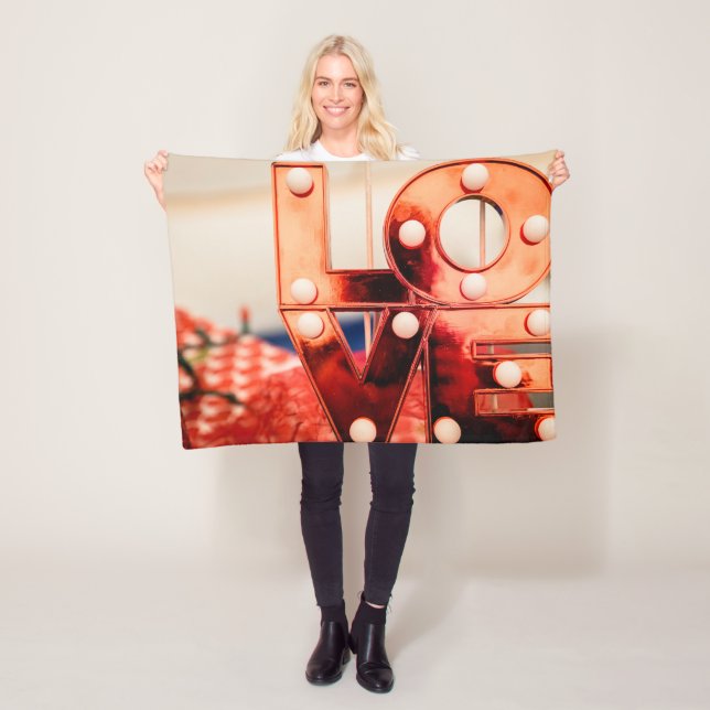 KÄRLEK (Big Red Lettering) Fleecefilt (På plats)