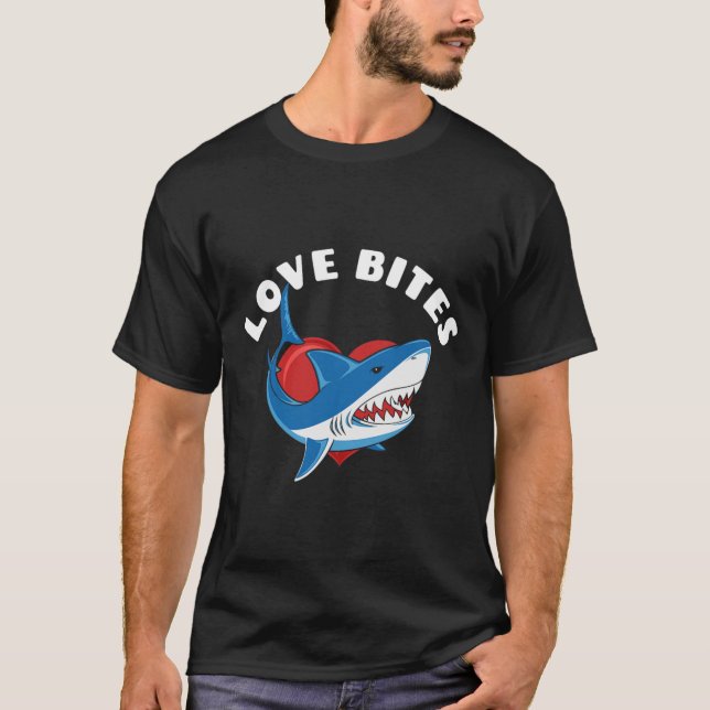 Kärlek Bita Funny Valentines day Shark Heart Joke T Shirt (Framsida)