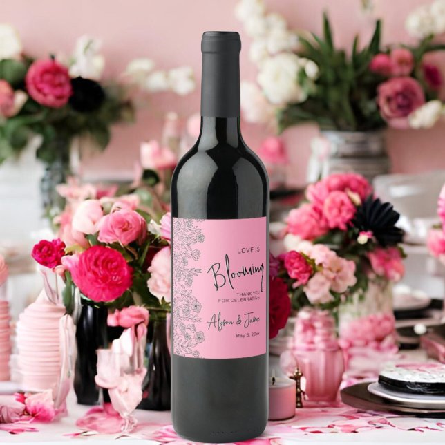 Kärlek blåser ljus rosa och svart blommigt dusch vinflaska etikett (Skapare uppladdad)