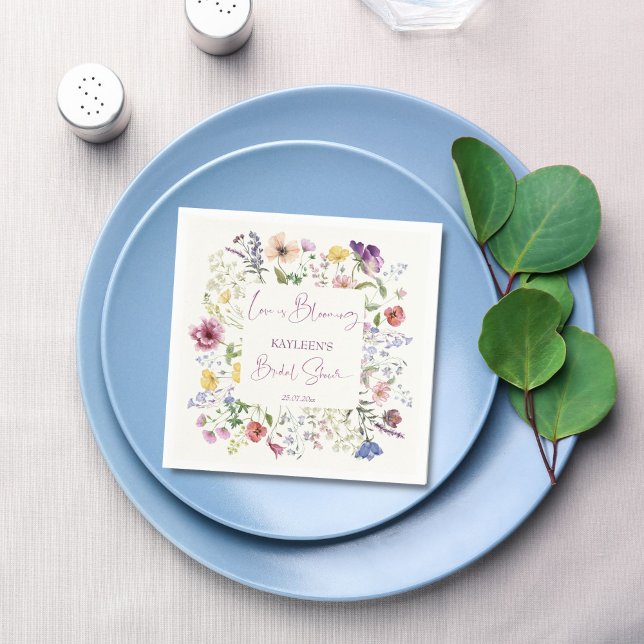 Kärlek blommar boho vild blommig bröllopsdusch pappersservett (Love is blooming boho wildflower spring summer bridal shower printed napkins personalized decor)
