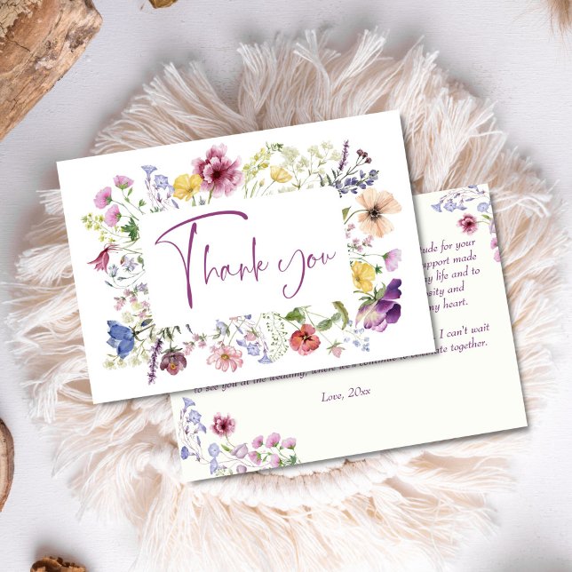 Kärlek blommar boho vild blomsterbröllopsdusch tack kort (Love is blooming boho colorful wildflower bridal shower thank you card purple spring summer floral)