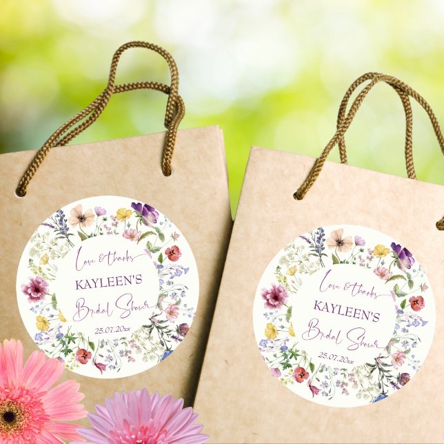 Kärlek blommar boho vildblomma bröllopsdusch runt klistermärke (Love is blooming boho wildflower bridal shower thank you favor sticker)