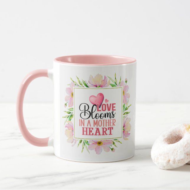 "Kärlek blommar i en moders hjärta" Blommig Rosa Mugg (Med munk)