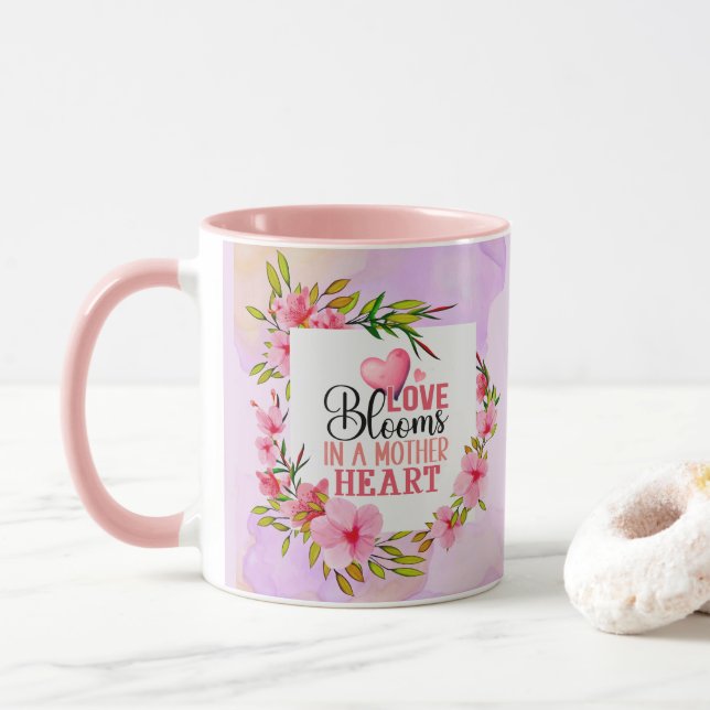 Kärlek blommar i en moders hjärta I Mors dag-prese Mugg (Med munk)