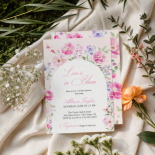 Kärlek blommar rosa blomsterbåge bröllopsdusch inbjudningar