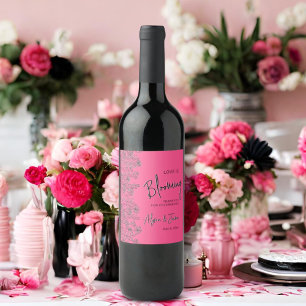 Kärlek blomstrar en kraftig dusch av rosa och svar vinflaska etikett