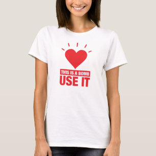Kärlek bombarderar T-tröja T-shirt
