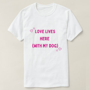 Kärlek Bor Här Med Min Hund – Minimalistisk Husdju T Shirt