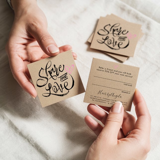  kärlek brunkolsmanustypografi rabattkort (Share the love brown kraft black script typography)