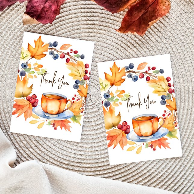 Kärlek brygger hösttema bröllopsduschmall tack kort (Love is brewing fall themed bridal shower thank you card template pumpkin cup autumn leaves wreath)