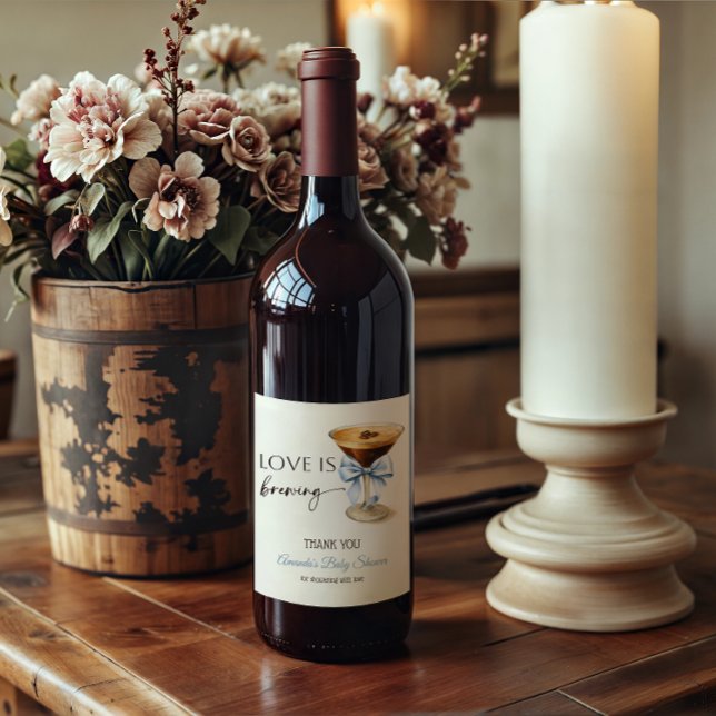 Kärlek bryggs Blue Coquette Bow Bröllopsdusch Vinflaska Etikett (Skapare uppladdad)