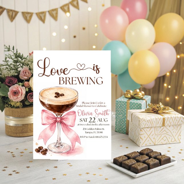 Kärlek bryggs bröllopsdusch inbjudan  (Love is Brewing Espresso Martini Bridal Shower Invitation. )