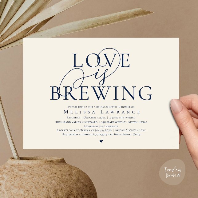 Kärlek bryggs Elegant Bröllopsdusch för bruden Inbjudningar (Love Is Brewing Elegant Script Bridal Shower Invitation Card Beer Wine Bar in Navy Blue Ivory)
