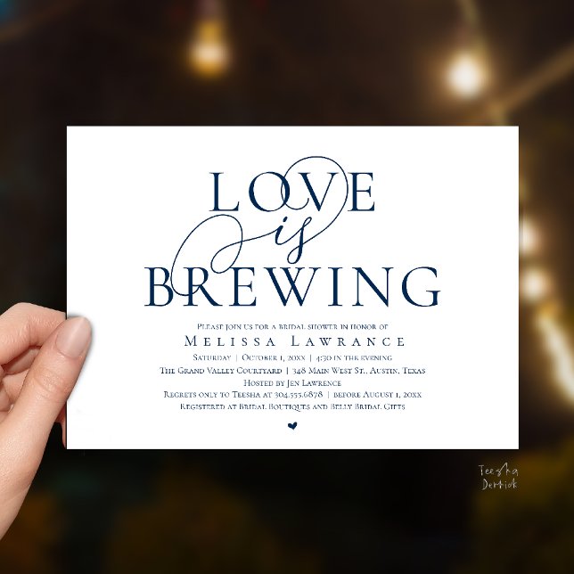 Kärlek bryggs elegant bröllopsdusch för bruden inbjudningar (Love Is Brewing Elegant Script Bridal Shower Invitation Card Beer Wine Bar in Navy Blue)