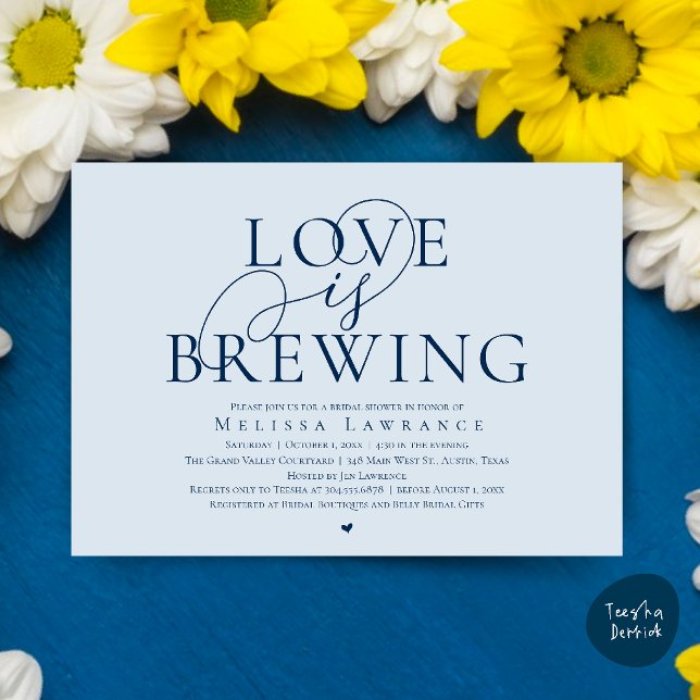 Kärlek bryggs elegant bröllopsdusch för bruden inbjudningar (Love Is Brewing Elegant Script Bridal Shower Invitation Card Beer Wine Bar in Misty Navy Blue)