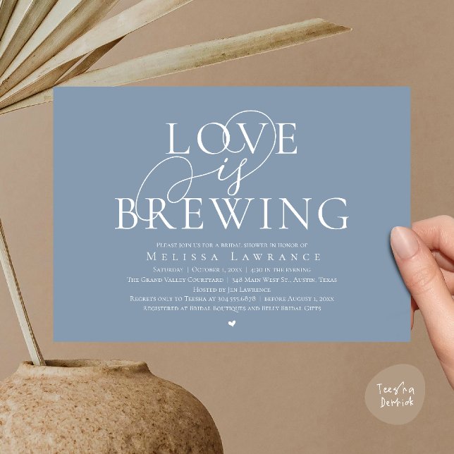 Kärlek bryggs Elegant Bröllopsdusch för bruden Inbjudningar (Love Is Brewing Elegant Script Bridal Shower Invitation Card Beer Wine Bar in Dusty Blue)
