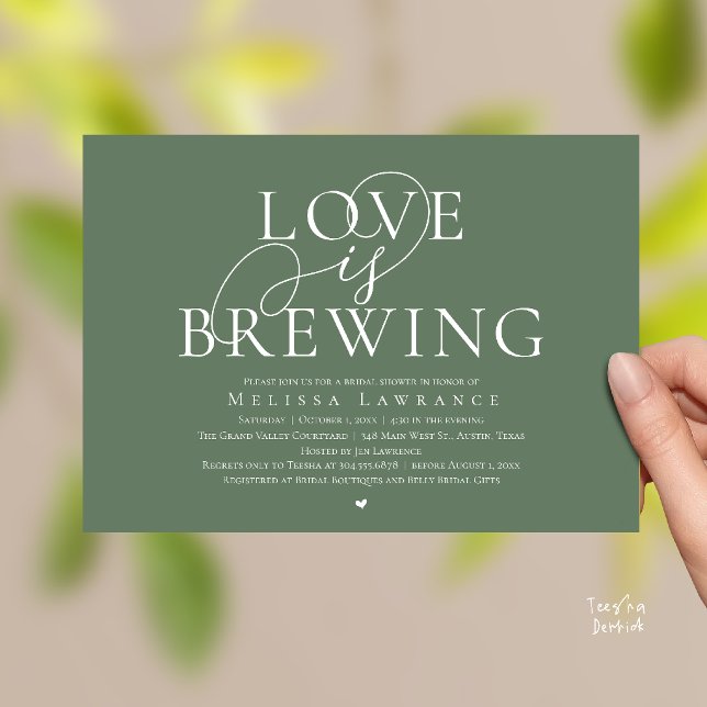 Kärlek bryggs Elegant Bröllopsdusch för bruden Inbjudningar (Love Is Brewing Elegant Script Bridal Shower Invitation Card Beer Wine Bar in Sage Green)