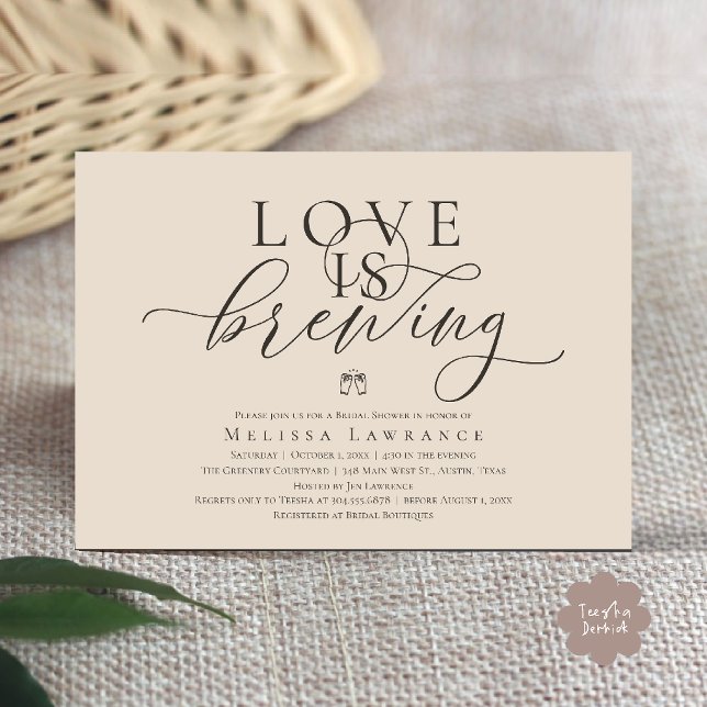 Kärlek bryggs Elegant bröllopsdusch med vackra bok Inbjudningar (Love Is Brewing Modern Classy Elegant Script Bridal Shower Invitation Card in Warm Sand Cream)