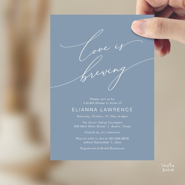 Kärlek bryggs Elegant Bröllopsfest Bryggeri Inbjudningar (Love is Brewing Elegant Floral Bridal Shower  Brewery Invitation Card in Dusty Blue)