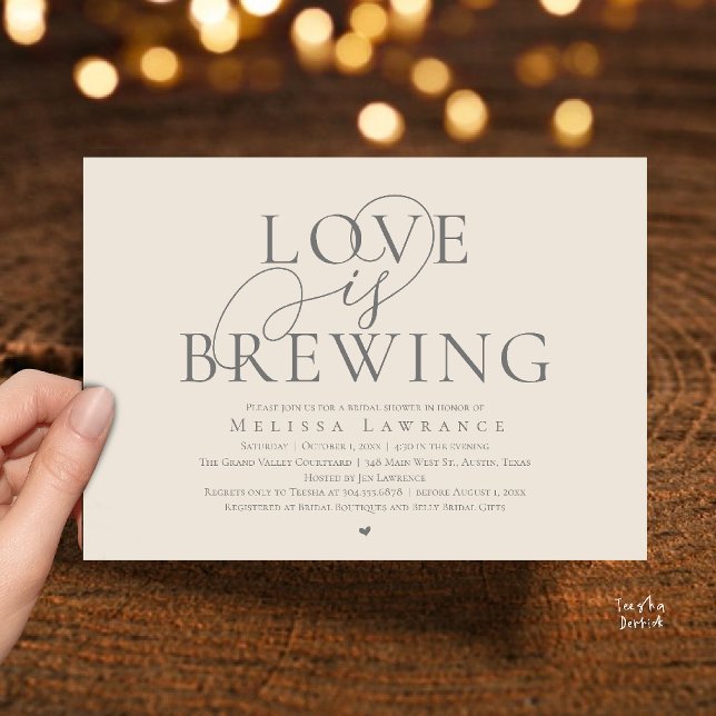 Kärlek bryggs elegant bröllopsfest för bruden inbjudningar (Love Is Brewing Elegant Script Bridal Shower Invitation Card Beer Wine Bar in Cream Grey)