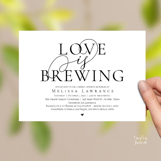 Kärlek bryggs Elegant Script Bröllopsdusch Inbjudningar (Love Is Brewing Elegant Script Bridal Shower Invitation Card Beer Wine Bar in Black and White)