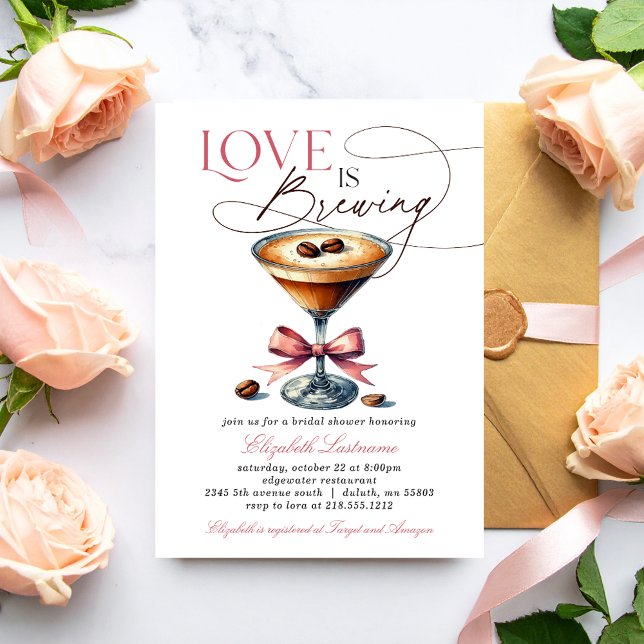 Kärlek bryggs Espresso Martini Bröllopsdusch Inbjudningar (Love is Brewing Espresso Martini Bridal Shower Invitation)