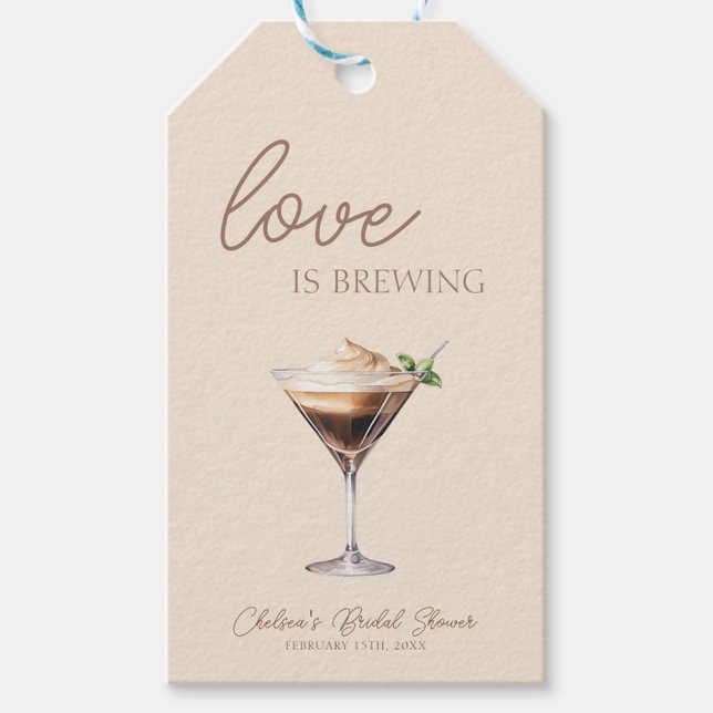 Kärlek bryggs Espresso Martini Bröllopsdusch Presentetikett (Love is brewing Espresso Martini Bridal Shower Gift Tag, Bridal Brunch, Cream, Modern Chic Trendy)