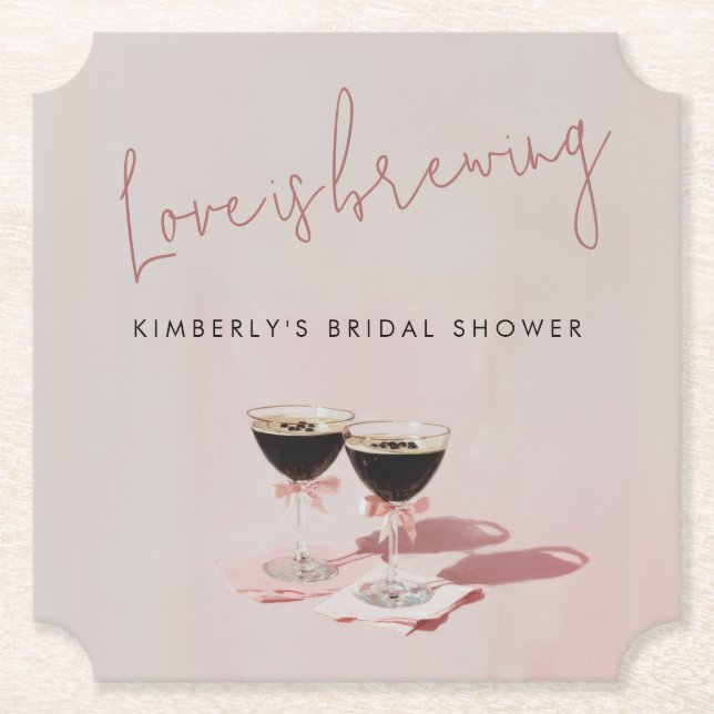 Kärlek bryggs Espresso Martini Bröllopsdusch Serve Underlägg Papper (Framsida)