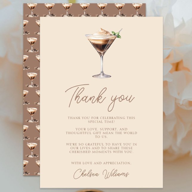 Kärlek bryggs Espresso Martini Bröllopsdusch Tack Kort (Love is Brewing Espresso Martini Bridal Shower Thank You Card, Elegant Chic Modern, Cream Brown)