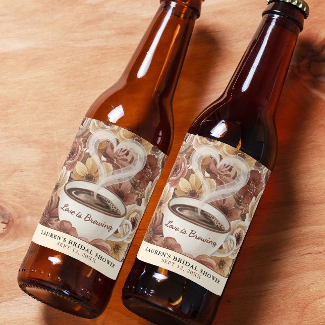 Kärlek bryggs Floral kaffehjärta Bröllopsdusch Ölflaska Etikett (Love is Brewing Floral Coffee Heart Bridal Shower Beer Bottle Label
)
