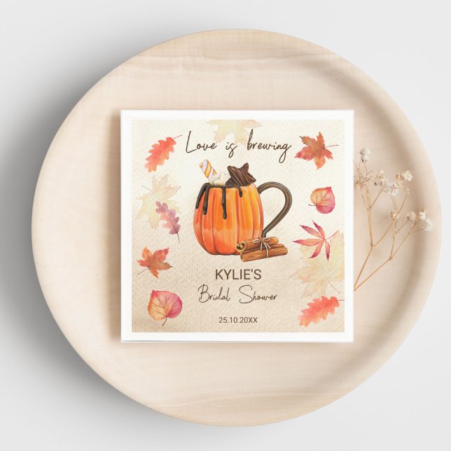 Kärlek bryggs höst bröllopsdusch monogram pappersservett (Love is brewing fall bridal shower monogrammed printed napkins pumpkin mug spices maple leaves)