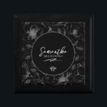 Kärlek Calligraphy Bröllop Blommönster Wht ID940 Minnesask<br><div class="desc">Elegant-handskriven skripttext och penseldrag används för att skapa biet i denna vackra, moderna bröllop-svit. Den samordnande nyckelrutan för alla bröllopsfester som visas här för en brud i vitt på svart, har också ett hand plockade-blommönster för en öga-fångstbakgrund. Lägg enkelt till ditt eget meddelande, namn och bröllop med hjälp av den...</div>