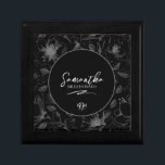 Kärlek Calligraphy Bröllop Blommönster Wht ID940 Minnesask<br><div class="desc">Elegant-handskriven skripttext och penseldrag används för att skapa biet i denna vackra, moderna bröllop-svit. Den samordnande nyckelrutan för alla bröllopsfester som visas här för en brud i vitt på svart, har också ett hand plockade-blommönster för en öga-fångstbakgrund. Lägg enkelt till ditt eget meddelande, namn och bröllop med hjälp av den...</div>