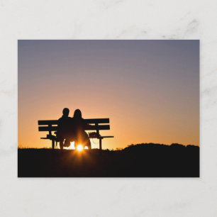 Kärlek, det är ett par som sitter på en bänk som S Vykort