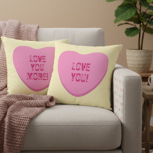 Kärlek Du Kärlek mer Rosa Candy Hearts på Gult Kudde