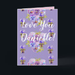 Kärlek du Wifes Namn Lila Pansy Shabby chic-kort Kort<br><div class="desc">Kärlek Du har Dam/Womans/Wifes Namn Lila Pansy Watercolor Card eller Tack. Designade från ett av mina ursprungliga trädgårdsfotografier från min trädgård,  njut!</div>