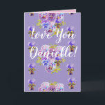 Kärlek du Wifes Namn Lila Pansy Shabby chic-kort Kort<br><div class="desc">Kärlek Du har Dam/Womans/Wifes Namn Lila Pansy Watercolor Card eller Tack. Designade från ett av mina ursprungliga trädgårdsfotografier från min trädgård,  njut!</div>
