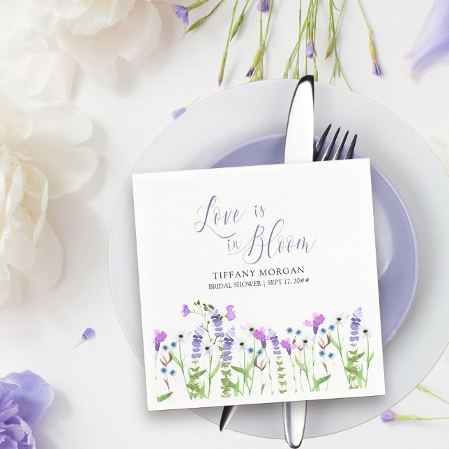 Kärlek finns i Möhippan Bloom Lila Wildblomma Pappersservett (Love is in Bloom bridal shower napkins from my Purple Wildflower Collection. )