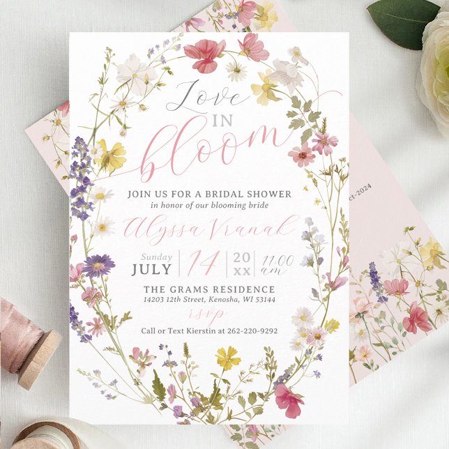 Kärlek finns i Möhippan Bloom Wildblomme Garden Inbjudningar (Trendy modern cute Love is in Bloom wildflower pink floral garden wedding bridal shower invitation)