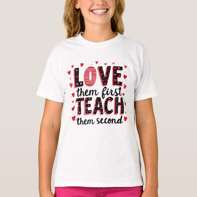 Kärlek först och främst, ta dem andra - inspireran t shirt (Framsida)