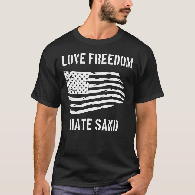 Kärlek Freedom Hate Sand Deployd Care Paket USA Fl T Shirt (Framsida)