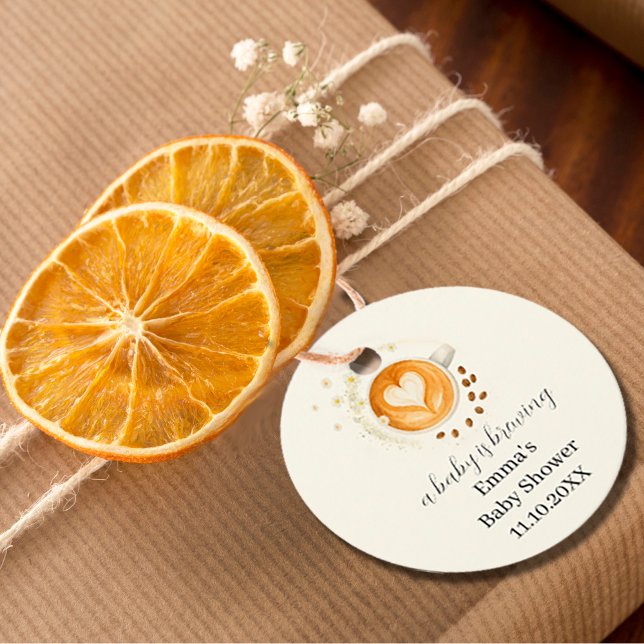 Kärlek håller på att andas babyskor gåvor etiketter (Love is Brewing Baby Shower Favor Tags #zazzlemade #babyshowerfavor #babyisbrewing #coffeeandflower)