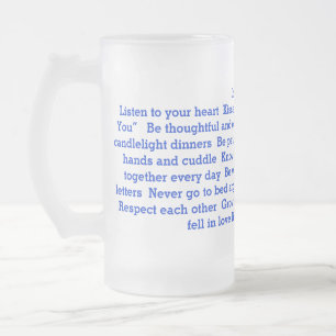 Kärlek härskar på en frostig högväxt glass mugg