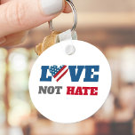 Kärlek Hate inte Rustic USA flagga Heart med fetst Nyckelring<br><div class="desc">"Kärlek hatar inte". Stå stolta och låt världen veta hur bran i land är och kan vara med denna tänkvärda, slående, grafiska, patriotiska nyckelkedja. Ett hjärta fyllt med rustik, vintage, fet, rött, vitt och blått rand och stjärnor amerikansk flagga plus stark marin blått, grått och röd typografi på vit bakgrund...</div>