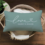 Kärlek i Anpassningsbar av Heart Script Grönt Mono Lumbarkudde<br><div class="desc">Den moderna och snyggt anpassningsbarna i ländryggen dekorativ kudde har en enkel och minimal typografi av "Kärlek"-typ som innehåller blomning och hjärtedetaljer. Anpassa versaltexten nedan med ett monogram för ett par eller en familj,  ett citattecken eller annan föredragen text. Grått grönt och vitt färg kan modifieras.</div>