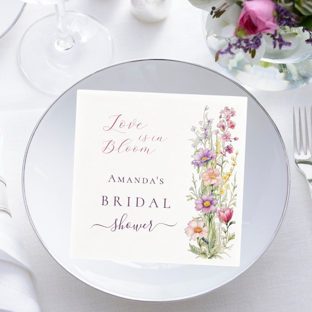 Kärlek i blommande rosa lila bröllopsdusch pappersservett (Skapare uppladdad)